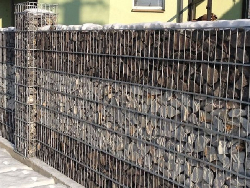 Забор из габионов с бутовым каменем Забор из габионов с бутовым каменем