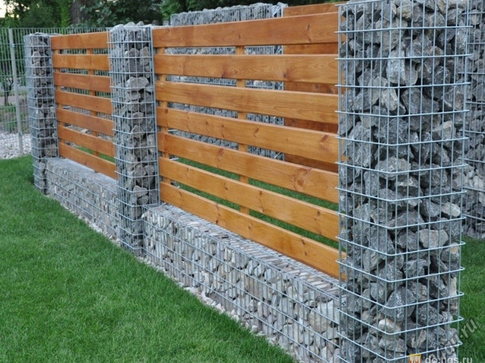 Фото забора из габионов с деревянным штакетником Фото забора из габионов с деревянным штакетником