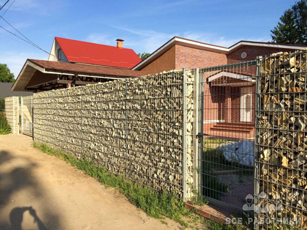 Фото забора из габионов с бутовым камнем Фото забора из габионов с бутовым камнем