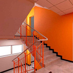 Фото перила подъезда многоквартирного дома в оранжевом цвете пс-013 от ПерфоГрад